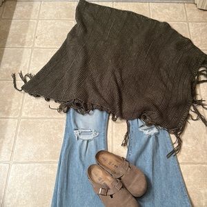 EUC LuLaRoe Mimi knit poncho. Green & white chunky knit with fringe and buttons